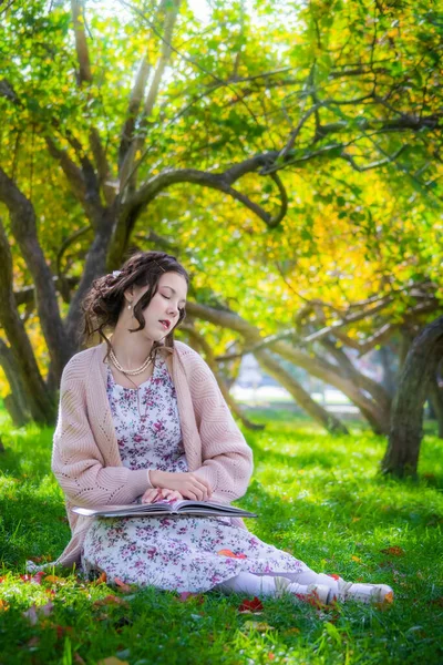 Menina Feliz Está Sentado Sob Uma Árvore Ler Livro Belo — Fotografia de Stock