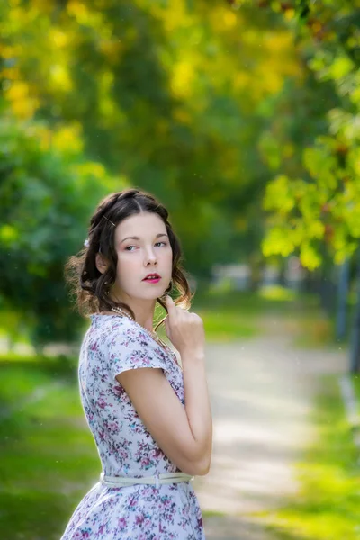 Jóvenes Mujeres Tristes Caminando Cálido Día Otoño —  Fotos de Stock