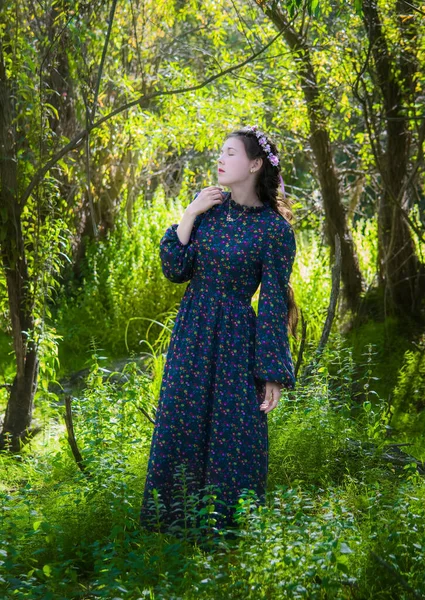 在一个阳光明媚的夏天 梦中的女孩走在长满青草的田野里 — 图库照片
