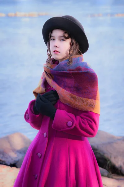 Chica Retrato Abrigo Carmesí Brillante Sombrero Negro Sobre Fondo Del —  Fotos de Stock