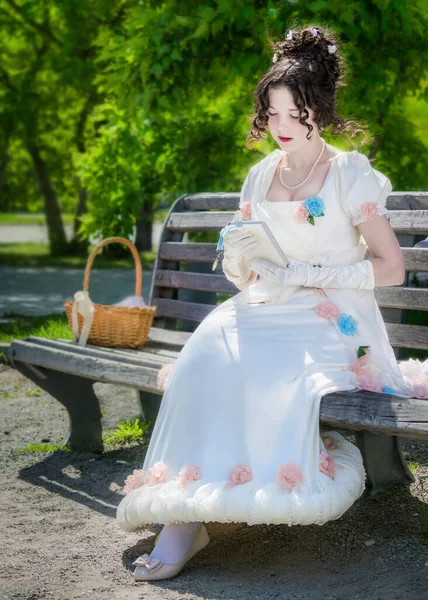 Porträt Einer Jungen Braut Einem Historischen Weißen Kleid Mit Einem — Stockfoto