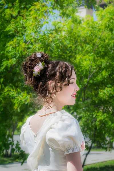 Beyaz Elbiseli Güzel Bir Kadının Portresi Bahar Bahçesinde Saç Stili — Stok fotoğraf