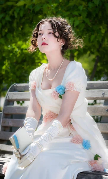 Porträt Einer Jungen Braut Einem Historischen Weißen Kleid Mit Einem — Stockfoto