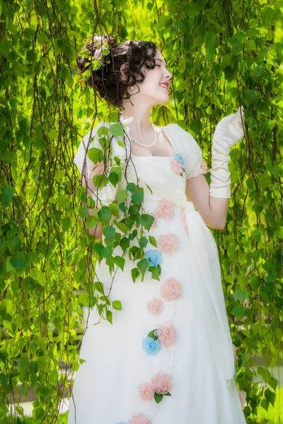 Gelukkig Meisje Een Vintage Bruid Jurk Een Voorjaar Tuin Tussen — Stockfoto