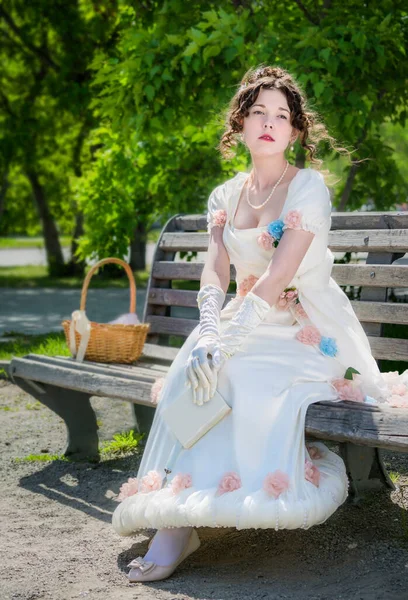 Retrato Uma Jovem Noiva Vestido Branco Histórico Com Livro Mãos — Fotografia de Stock