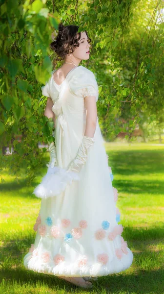 Bahar Bahçesinde Elinde Yelpaze Olan Eski Moda Gelinlik Giymiş Güzel — Stok fotoğraf