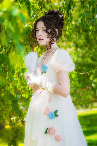 Hermosa Mujer Vestido Vintage Novia Con Ventilador Sus Manos Jardín —  Fotos de Stock