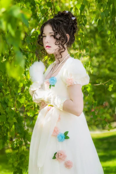 Bahar Bahçesinde Elinde Yelpaze Olan Eski Moda Gelinlik Giymiş Güzel — Stok fotoğraf