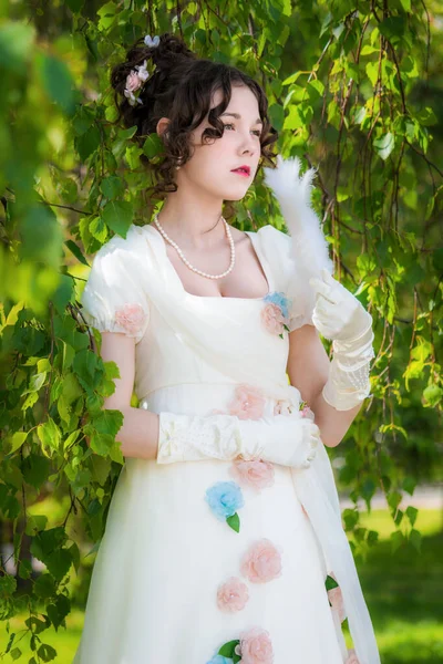 Hermosa Mujer Vestido Vintage Novia Con Ventilador Sus Manos Jardín — Foto de Stock
