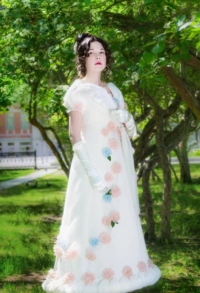 Jonge Vrouw Een Elegante Lange Witte Bruid Jurk Buurt Bloeiende — Stockfoto