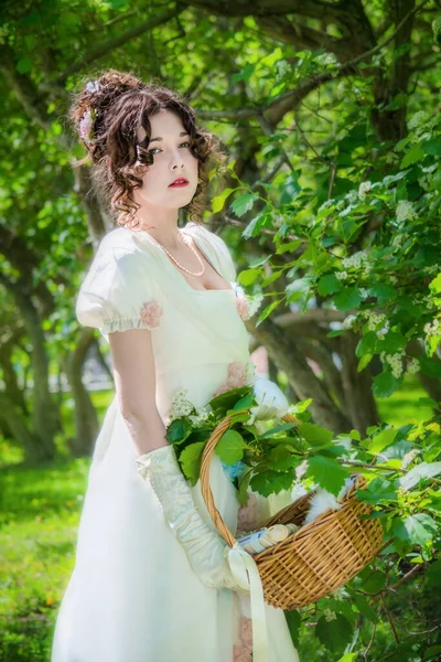 Vacker Kvinna Historisk Brudklänning Med Korg Händerna Vårträdgård För Promenad — Stockfoto