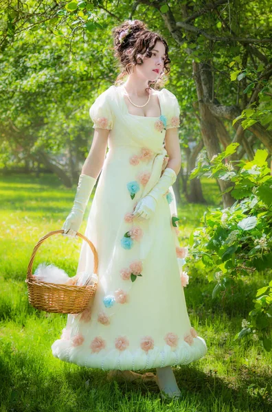 Hermosa Mujer Vestido Novia Histórico Con Una Canasta Mimbre Sus — Foto de Stock