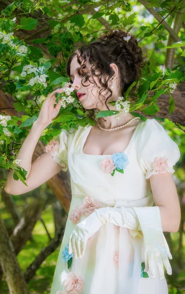 Jonge Vrouw Een Elegante Lange Witte Bruid Jurk Buurt Bloeiende — Stockfoto