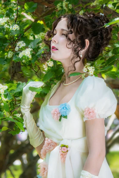 Ung Kvinna Elegant Lång Vit Brud Klänning Nära Blommande Träd — Stockfoto