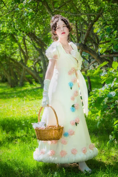 Hermosa Chica Vestido Novia Histórico Con Una Cesta Mimbre Sus — Foto de Stock