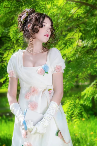 Hermosa Mujer Vestido Novia Antiguo Con Libro Sus Manos Jardín —  Fotos de Stock