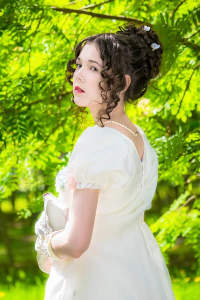 Gyönyörű Lány Egy Antik Menyasszonyi Ruhában Egy Könyvvel Kezében Egy — Stock Fotó