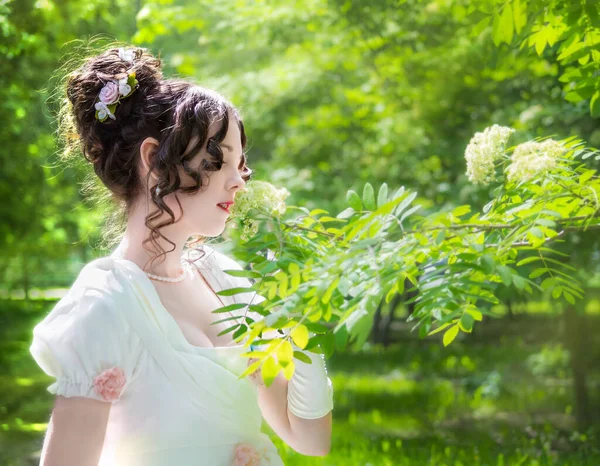 Retrato Uma Mulher Bonita Vestido Branco Com Penteado Noiva Jardim — Fotografia de Stock