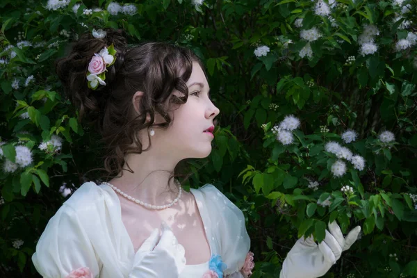 Junge Frau Eleganten Langen Weißen Brautkleid Der Nähe Eines Blühenden — Stockfoto