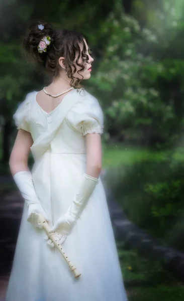 Mujer Músico Hermoso Vestido Blanco Flores Decoradas Con Una Flauta — Foto de Stock