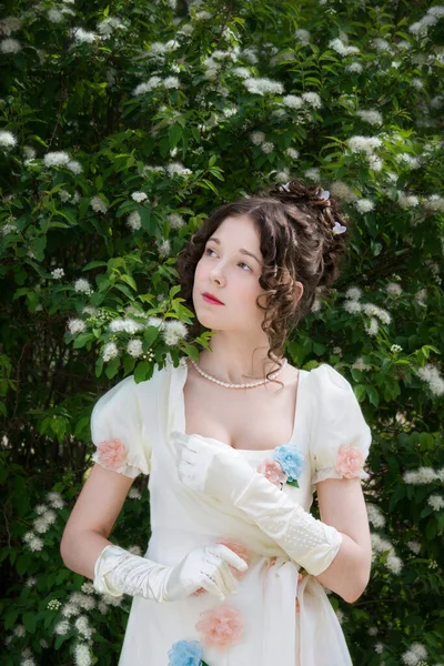 Zarif Uzun Beyaz Gelinlikli Genç Kız Bir Bahar Bahçesinde Çiçek — Stok fotoğraf