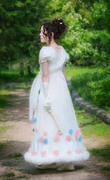 Musikerin Einem Schönen Weißen Kleid Dekoriert Blumen Mit Einer Flöte — Stockfoto