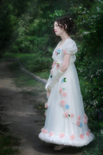 Jong Meisje Een Elegante Lange Witte Bruid Jurk Buurt Bloeiende — Stockfoto