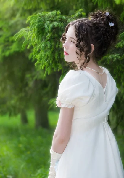 Retrato Una Hermosa Mujer Vestido Blanco Con Peinado Novia Jardín — Foto de Stock