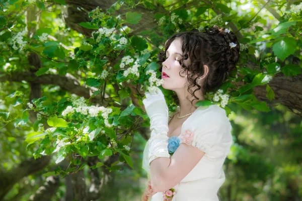 Jovem Mulher Vestido Noiva Branco Longo Elegante Perto Árvore Florescente Imagens Royalty-Free