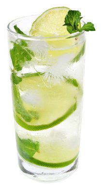 Beyaz arka planda izole edilmiş limon ve saman ile mojito kokteyli..