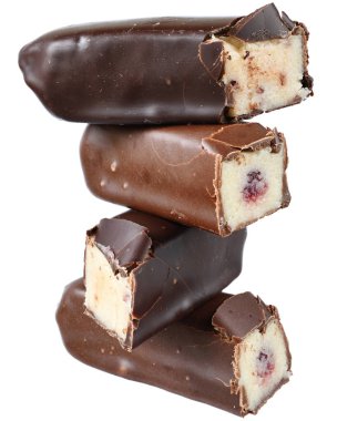 Beyaz arka planda meyveli badem ezmesi çikolatası..