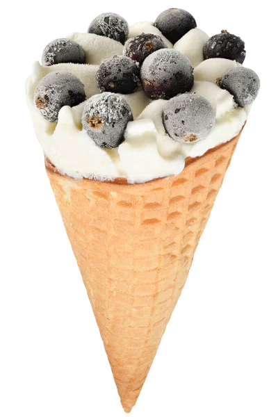 白い背景に黒スグリの果実が隔離されたワッフルコーンのアイスクリーム — ストック写真