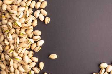 Siyah arkaplan manzaralı izole edilmiş fıstık. Uçak.