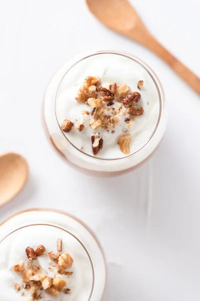 Copo Iogurte Com Chia Creme Amendoim Nozes Fundo Branco Café — Fotografia de Stock