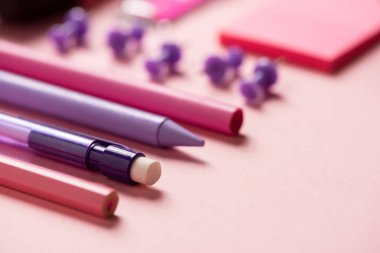 Renkli bir arkaplanda (okul veya ofis için) kırtasiye malzemesi. Seçici odak.