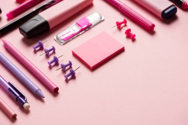 Renkli bir arkaplanda (okul veya ofis için) kırtasiye malzemesi. Seçici odak.