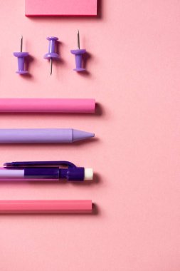 Renkli bir arkaplanda (okul veya ofis için) kırtasiye malzemesi. Düz.