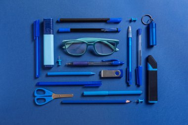 Renkli bir arka planda okul ya da ofis için kırtasiye malzemesi. Düz