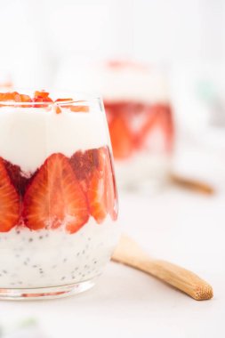 Çilekli Yunan Yoğurt Kadehi kahvaltısı. Kapat.