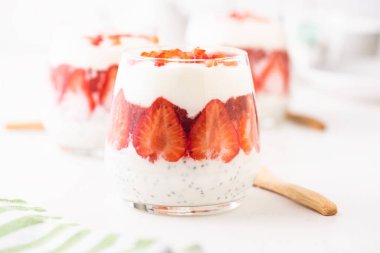 Çilekli Yunan Yoğurt Kadehi Kahvaltısı.