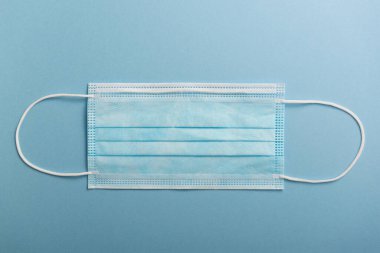 Cerrahi maske. Coronavirus koruma konsepti (COVID19). Tıbbi solunum maskesi. Hastanede maske kullanarak Coronavirus koruması. Kişisel Koruyucu Ekipman.