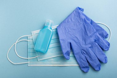 CORONAVIRUS 'un önlenmesi için koruyucu ekipman: hidroalkolik jel, tıbbi maske ve lateks eldivenler Kişisel Koruyucu Ekipman.