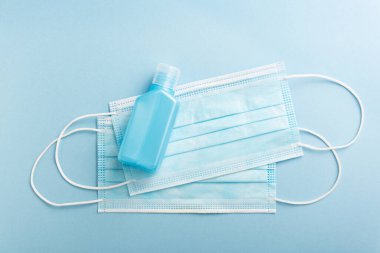 Cerrahi maske. Dezenfekte. Coronavirus koruma konsepti (COVID19). Tıbbi solunum maskesi. Hastanede maske kullanarak Coronavirus koruması. Kişisel Koruyucu Ekipman.