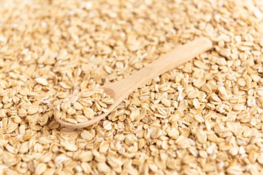 Yulaf gevreğinin üzerindeki tahta kaşığın yan görüntüsü..