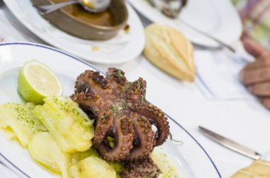 Izgara ahtapot ve patates. 