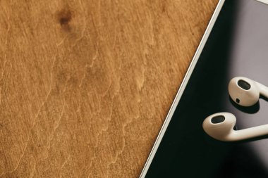 Müzik akıllı telefon konsepti ni dinleyin.