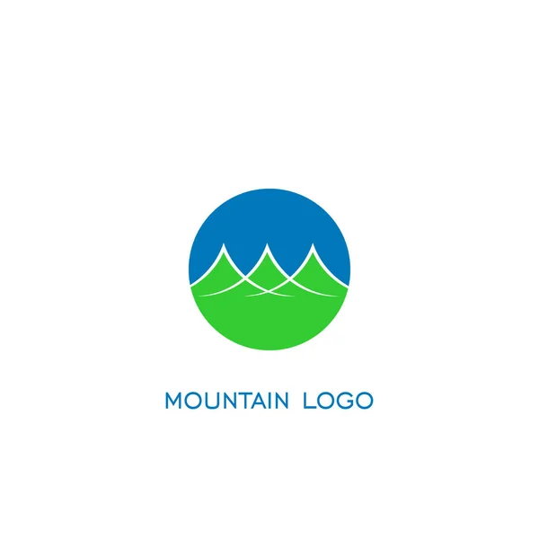 Projektowanie Logo Górskich Koło Projekt Zielonego Lasu Błękitne Niebo — Wektor stockowy