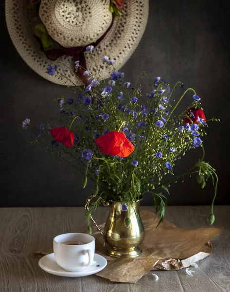 Wildflowers with tea — Stock Photo, Image