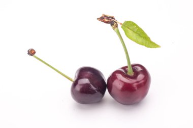 Beyaz arka plan üzerinde izole kiraz. Doğal gıda.