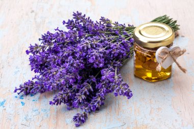 Beyaz arka plan üzerinde izole aromatik yağ ile lavanta.